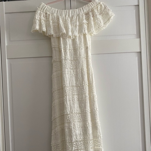 White MIDI dress. With lace. Off the shoulder - Picture 1 of 5